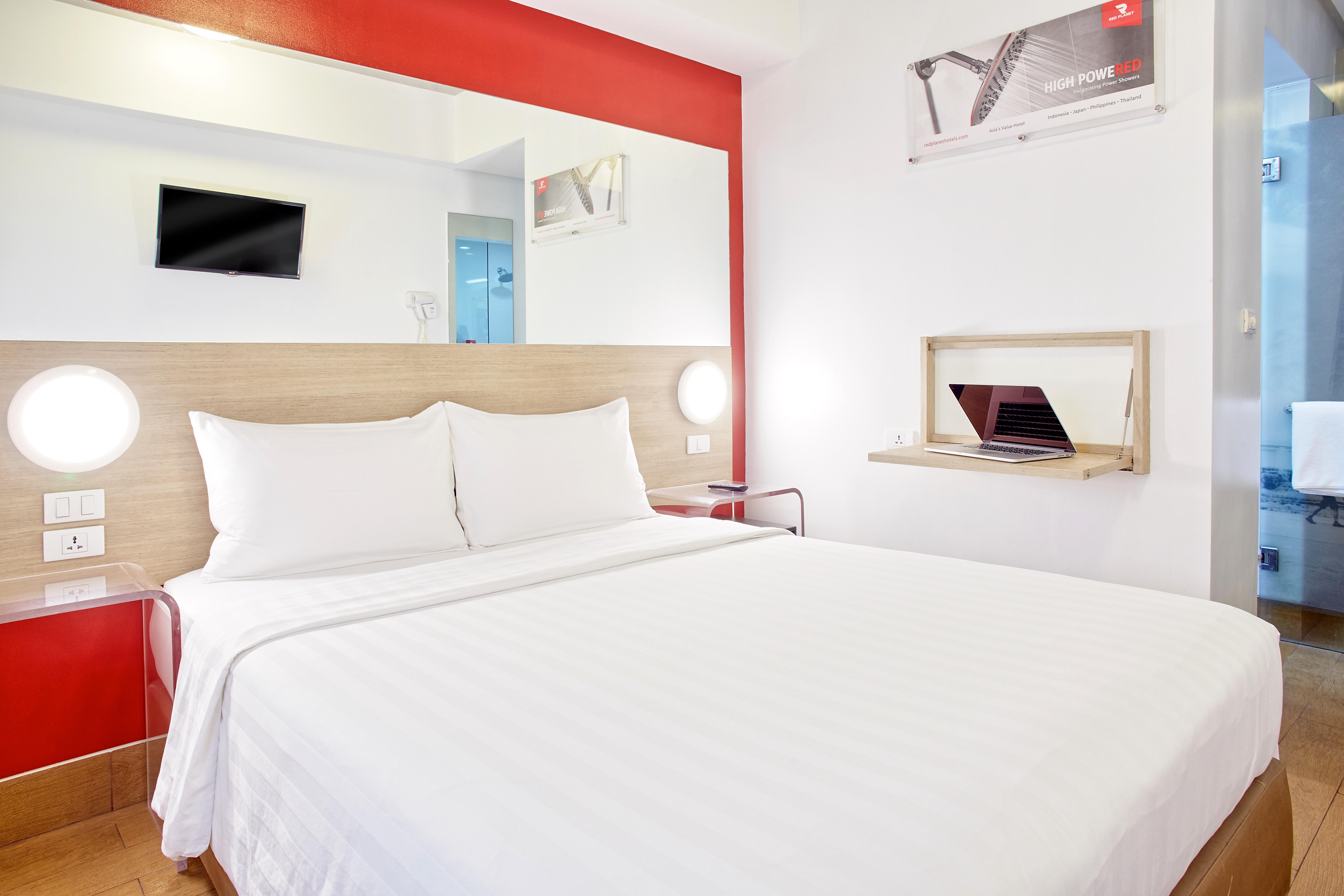 Red Planet Manila Aseana 3*