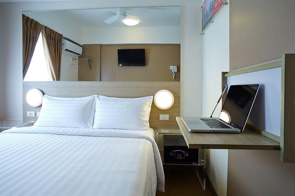 Red Planet Manila Aseana 3*