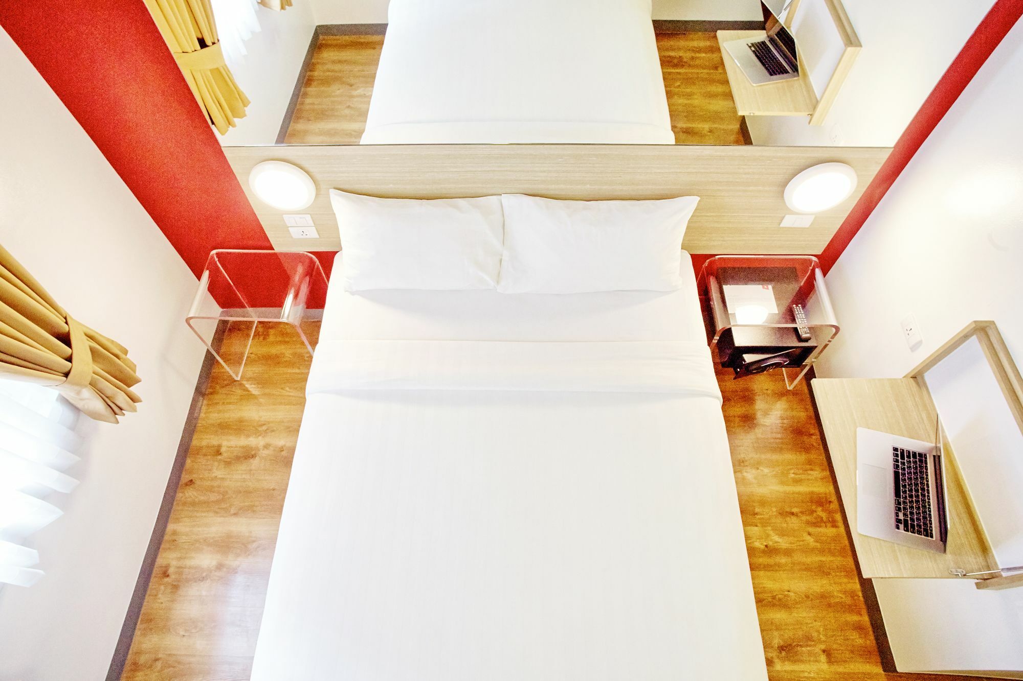 Red Planet Manila Aseana 3*