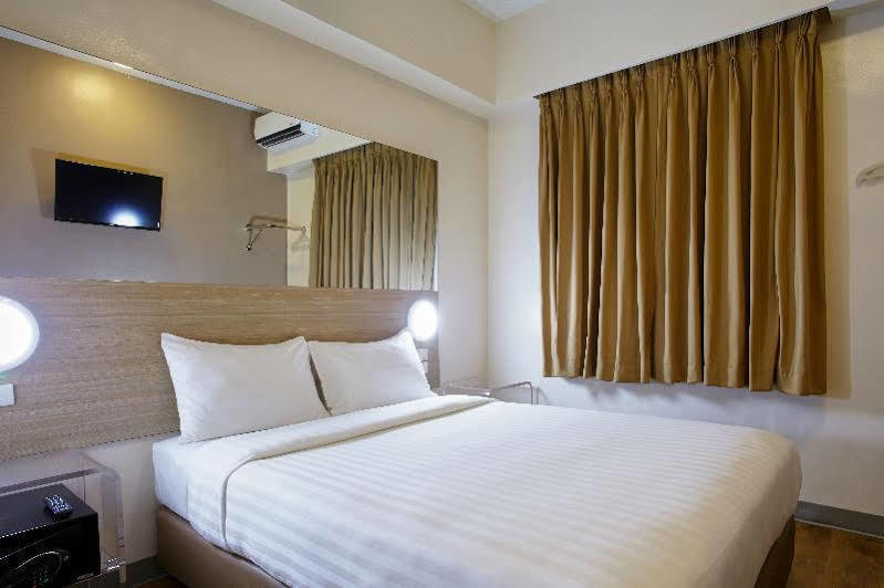 Red Planet Manila Aseana 3*